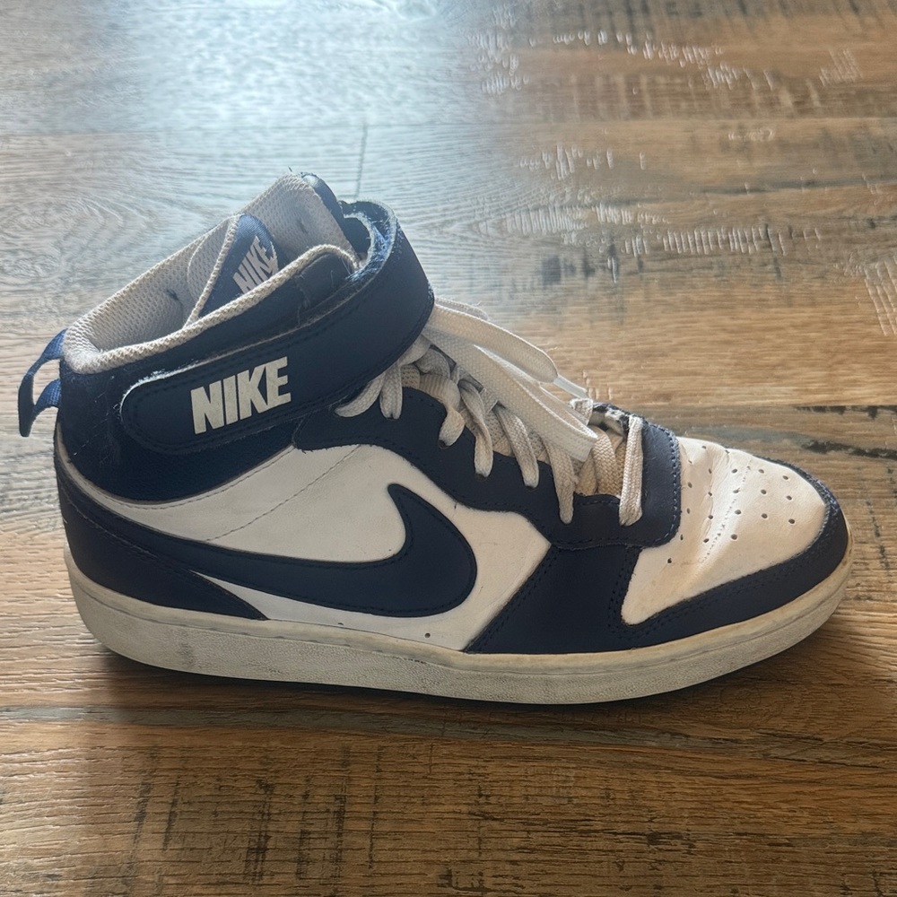 Nike High-Top Sneaker in White and Navy Blue